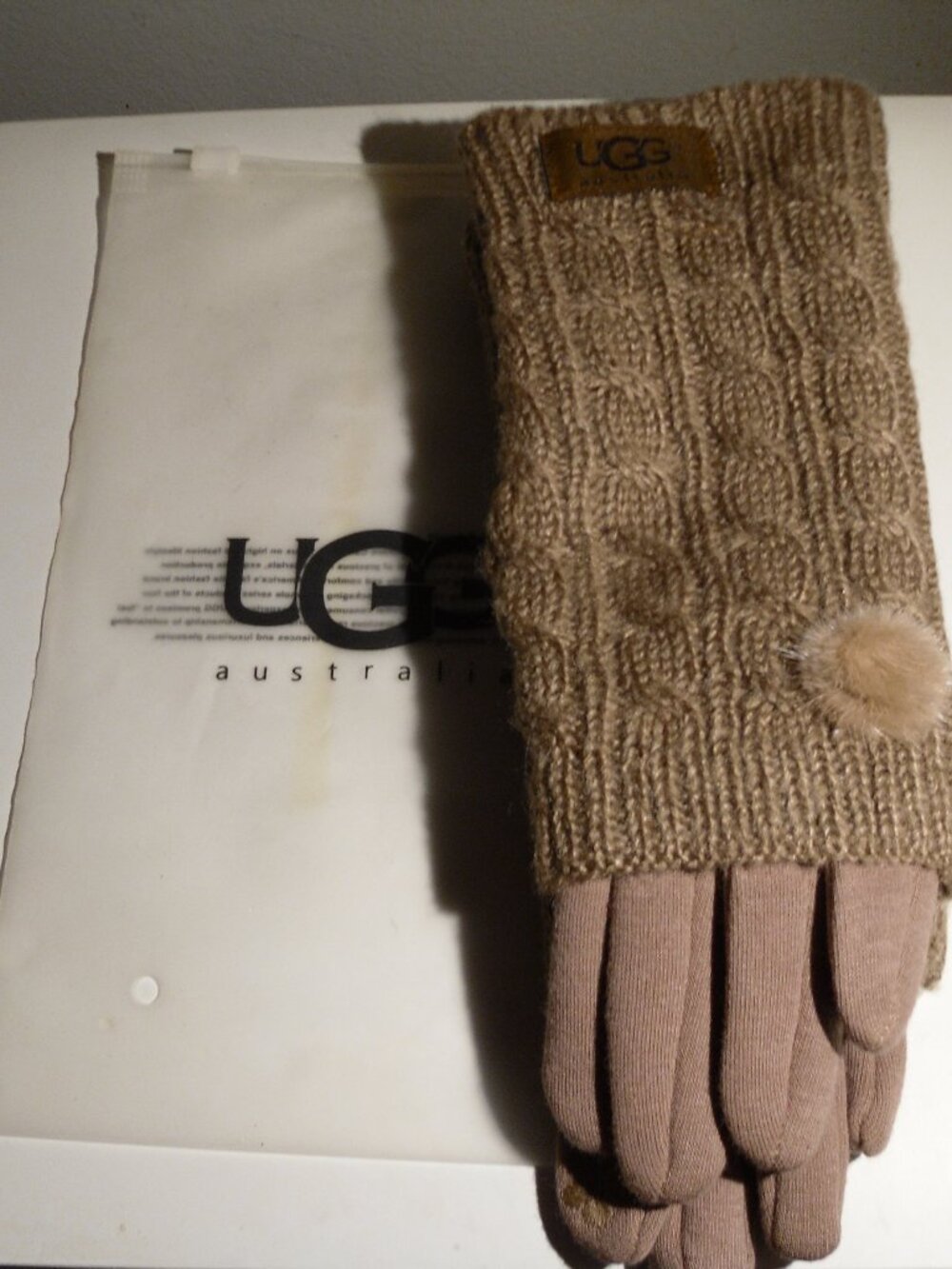 UGG women's gloves beige new